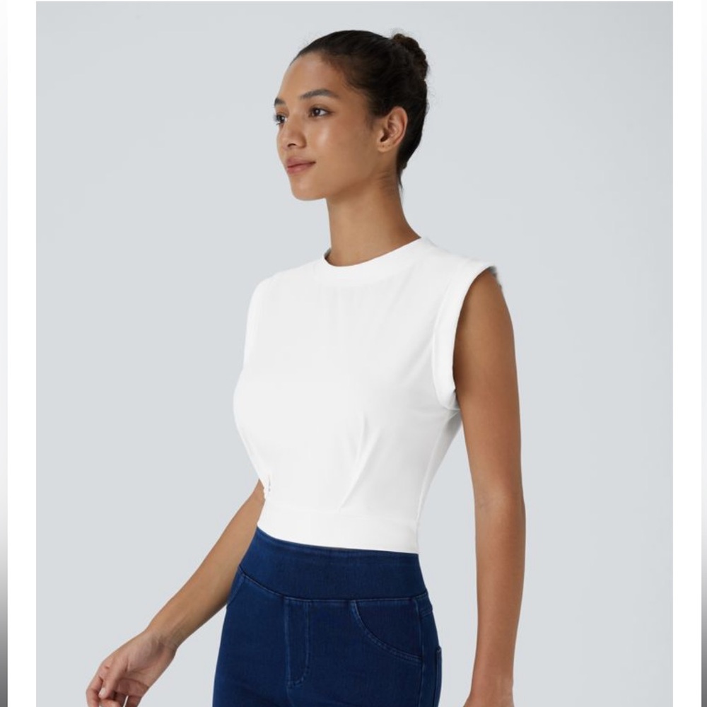 HALARA White Cropped Sleeveless Crewneck Tank